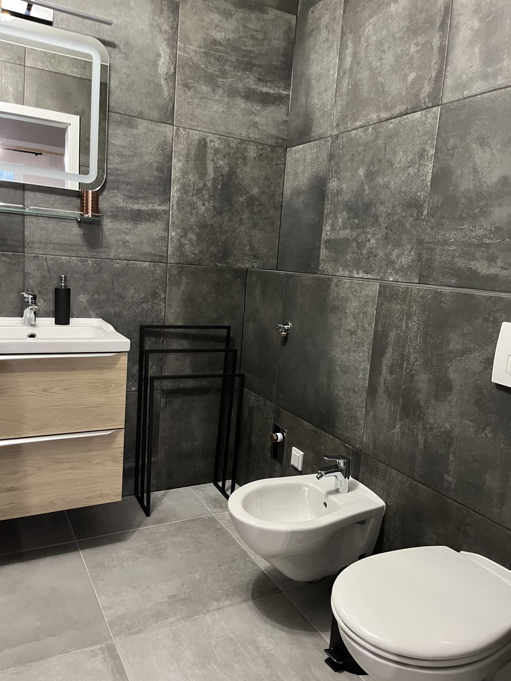 Kúpeľňa s umývadlom, bidetom a WC